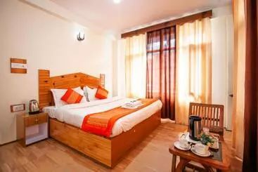 Hôtel Kingstone   A Beautiful Scenic Mountain & Waterfall