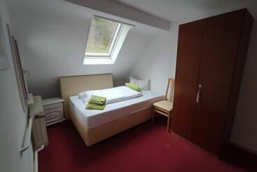 Pensão Room In Guest Room   Single Room With Shared Bathroom And Kitchen