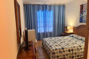 تختخواب و صبحانه Villa Mercè Empúries