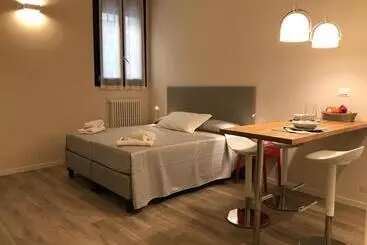 تختخواب و صبحانه Honey Rooms Ferrara