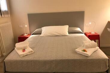 تختخواب و صبحانه Honey Rooms Ferrara