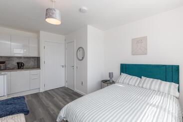 פנסיון 20 Leys Road Rooms 1 4