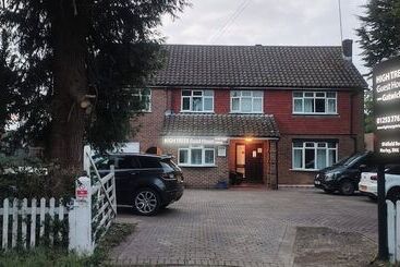 پانسیون High Trees Guest House Gatwick