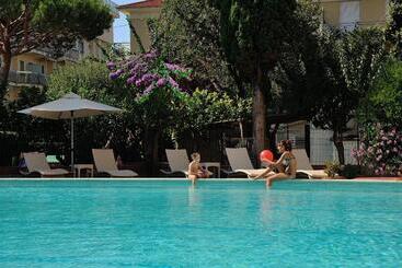 Hotel Raffy Family & Bike