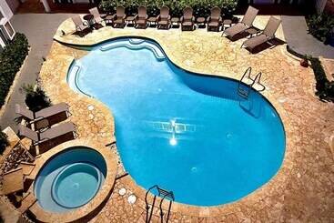 هتل The Village Inn