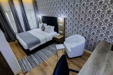 Crownsville Hotel   Airport Road