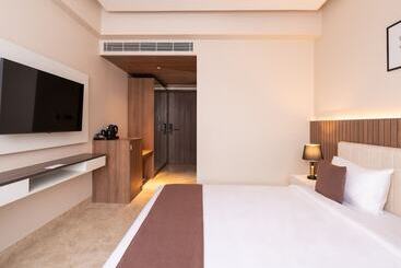 Foxtrail, Sector 42 Am Hotel Kollection