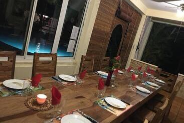 تختخواب و صبحانه La Rose Du Sud