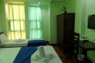 בית מלון כפרי Rooms R Us   Voyagers Palace