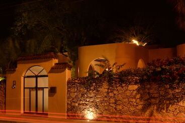 Ochenta Y Dos Bed & Breakfast & Spa