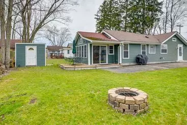 コテージ Angola Getaway: Walk To Lake Erie Beach Park!