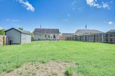 Mökkimajoitus Family Friendly Clarksville Home W/ Fenced Yard!