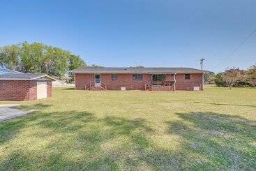 Mökkimajoitus Little River Home Near Beaches & Golf Courses!