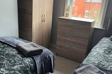 דירת נופש Lovely 2 Bed House In Liverpool