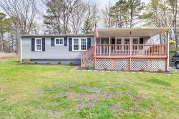 Mökkimajoitus Toano Home W/ Screened Porch: Steps To Lake!