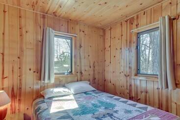 Vidéki Ház Lake Access, Boat Slip: Wooded Park Rapids Cabin!