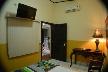 هتل Los Balcones De Chinandega