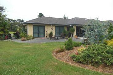 צימר Silverdale Garden Stay