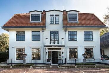 B & B Hotel The Baron Crown