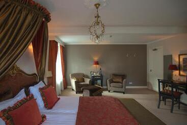 B & B Hotel The Baron Crown