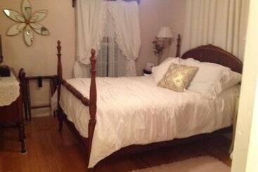 Maple Tourist Home Bed & Breakfast