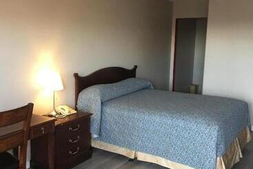 모텔 Red Deer Inn & Suites