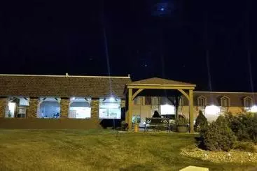 ホテル Hometown Inn And Suites