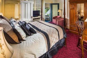 Hotelli Stonehurst Manor Including Breakfast And Dinner