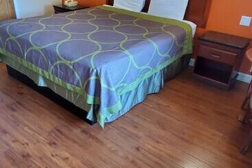 Мотель Delmonico Inn & Suites