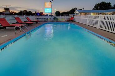 מוטל Westbridge Inn & Suites