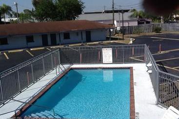 فندق على الطريق Deluxe Inn Sarasota