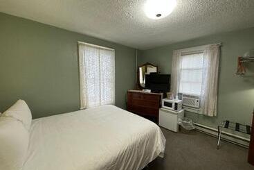 Motel The Colonial Inn & Creamery