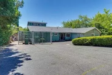 Auburn Cottage W/ Patios & Garden   3 Mi To Town!