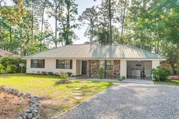 Mökkimajoitus Brunswick Retreat W/ Patio & Grill, Near Beaches!