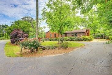 Mökkimajoitus Charming Woodland Home, 12 Mi To Big Lazer Creek!