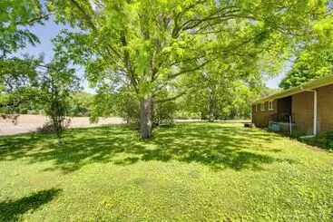 Mökkimajoitus Dog Friendly Lexington Retreat: Step Free Access!