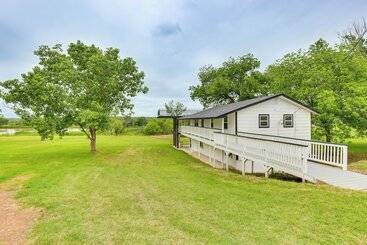 Dom wiejski Granbury Home W/ Lake Views ~ 6 Mi To Boat Launch!