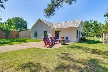 Mökkimajoitus Grand Lake Home W/ Community Pool, Dock, & Fishing