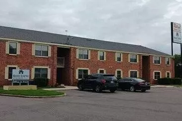 ホテル Hometowne Studios By Red Roof Huntsville   Madison