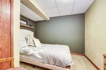 بيت ريفى Menasha Home W/ Patio   Walking Distance To Lake!