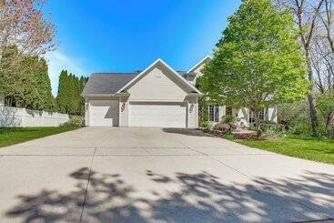 Hus på landet Menasha Home W/ Patio   Walking Distance To Lake!