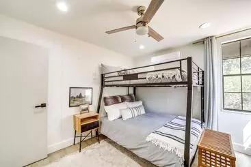 Mökkimajoitus Pine Cabin W/ Large Deck & Scenic Mountain Views!