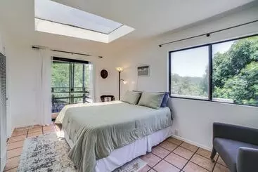 Mökkimajoitus Treetop Topanga Cabin W/ Deck & Mountain Views!