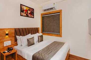 Fabhotel Airport Palace