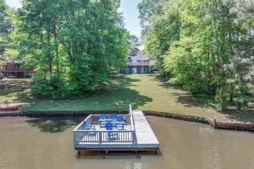 Mökkimajoitus Milledgeville Home W/ Game Room & Private Dock!