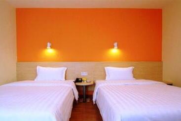 בית מלון כפרי 7days Inn Sanya Dadonghai