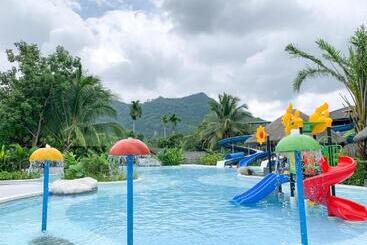 Hotel Warehouse18 Pool Cafe Resort