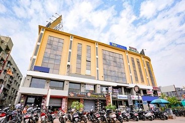 Fabhotel Royal City
