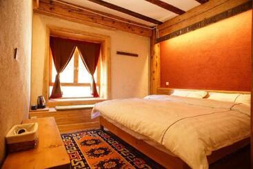 تختخواب و صبحانه Courtyard Shangri La 藏舍小院