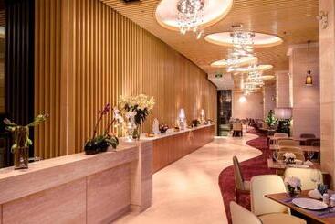 Отель Oak Chateau